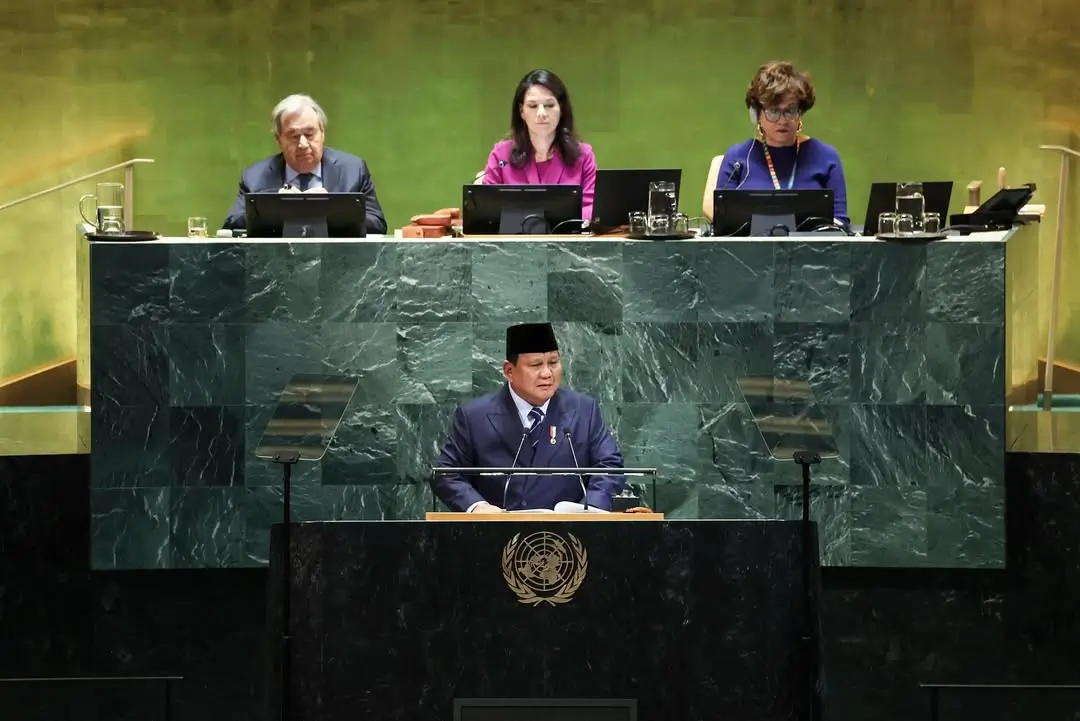 Presiden RI, Prabowo Subianto (bawah) menyampaikan pidatonya pada sesi debat umum Sidang ke-80 Majelis Umum PBB di New York, Amerika Serikat, Selasa (23/09/25). (Foto: Instagram/presidenrepublikindonesia)