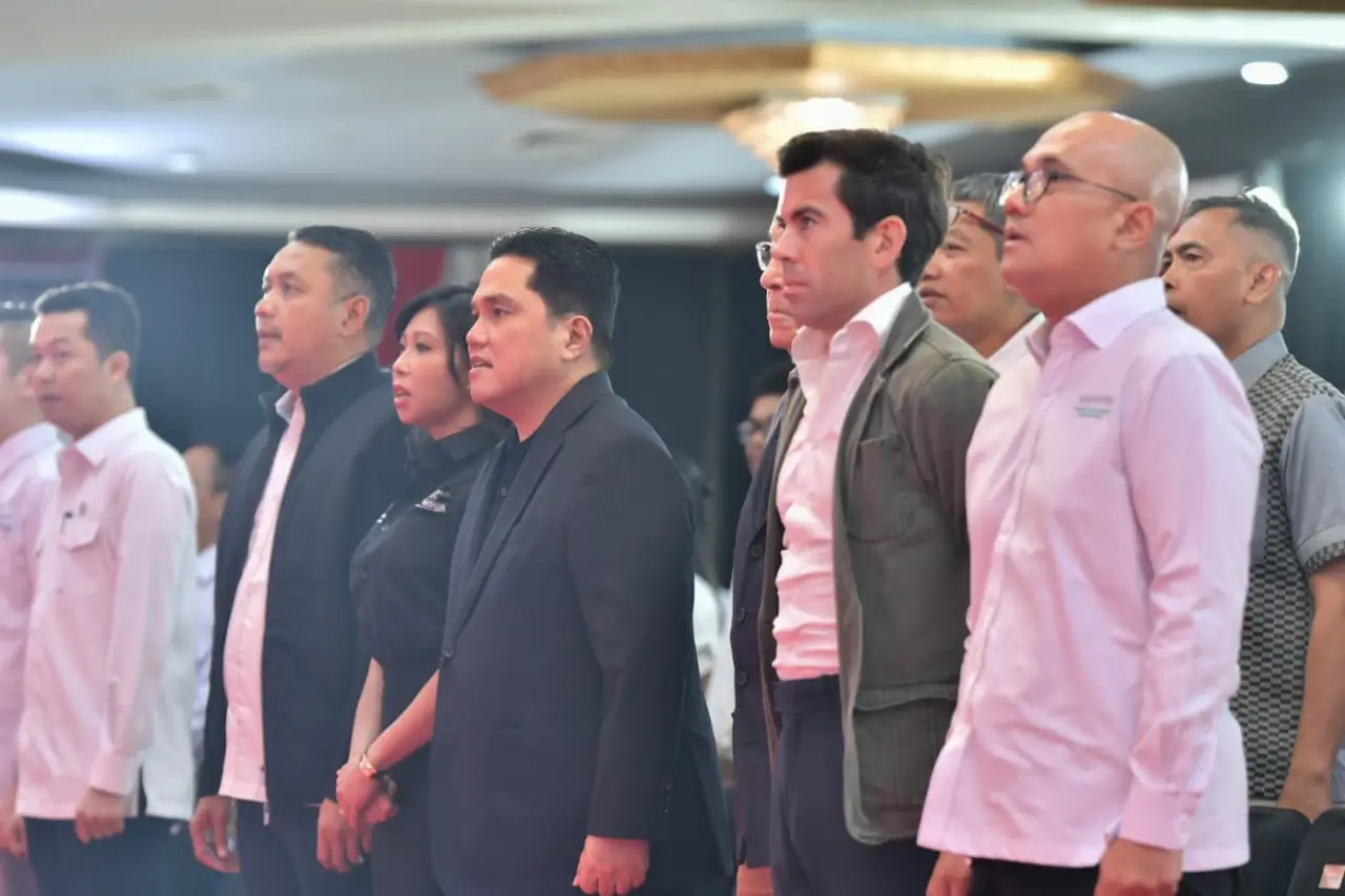 Menpora Erick Thohir (tengah) menyanyikan lagu Indonesia Raya saat acara persiapan MotoGP Mandalika 2025 di Jakarta, Senin (29/9). Dok. Kemenpora