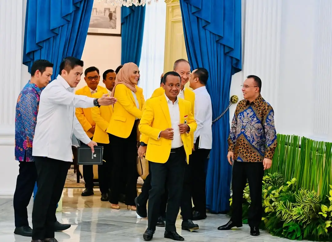 Ketua Umum Partai Golkar, Bahlil Lahadalia (tengah) beserta jajaran pengurus DPP Partai Golkar usai pertemuan dengan Presiden RI, Prabowo Subianto di Istana Kepresidenan, Jakarta, Rabu (27/08/25). (Foto: Instagram/bahlillahadalia)