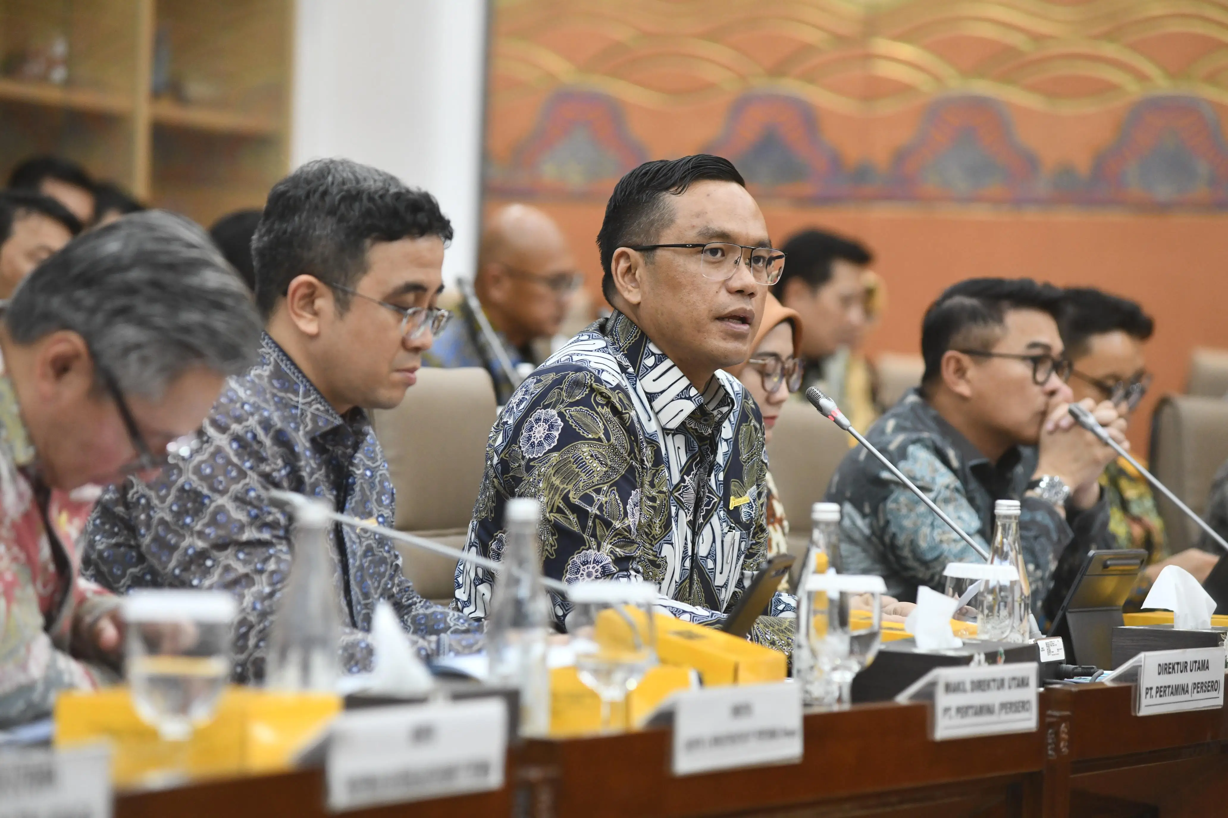Direktur Utama Pertamina Simon Aloysius Mantiri hadir pada Rapat Dengar Pendapat (RDP) dengan Komisi VI DPR RI di Komplek Senayan, Jakarta, Kamis (11/9). (Foto: Dok. Pertamina)
