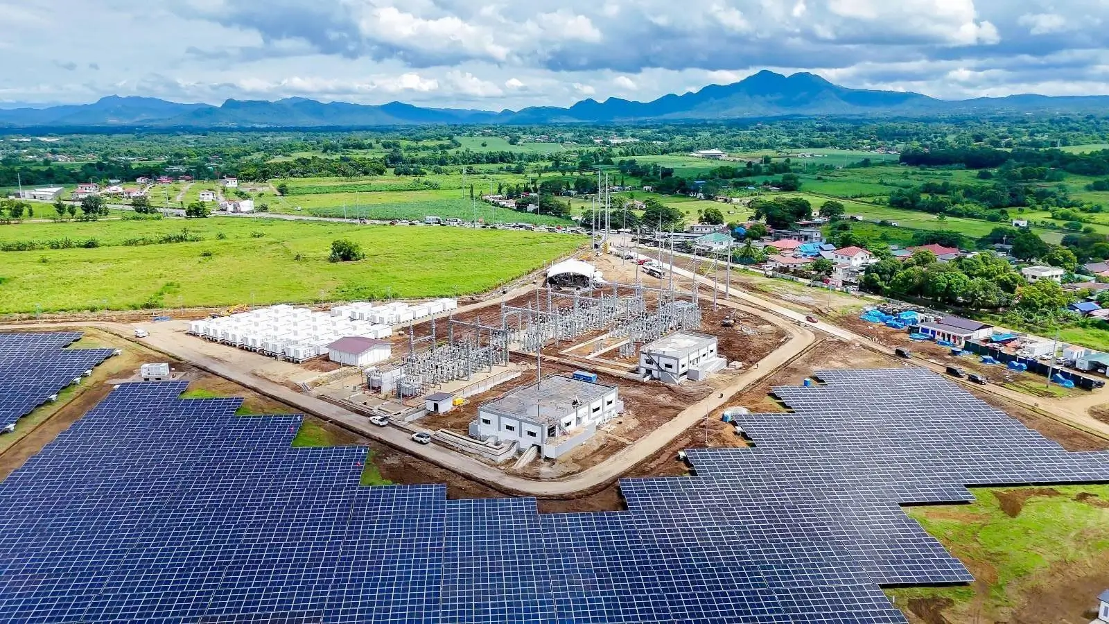 Pembangkit Listrik Tenaga Surya (PLTS) berkapasitas 197 megawatt peak resmi beroperasi di Provinsi Batangas, Filipina. (Foto: Dok. PNRE)