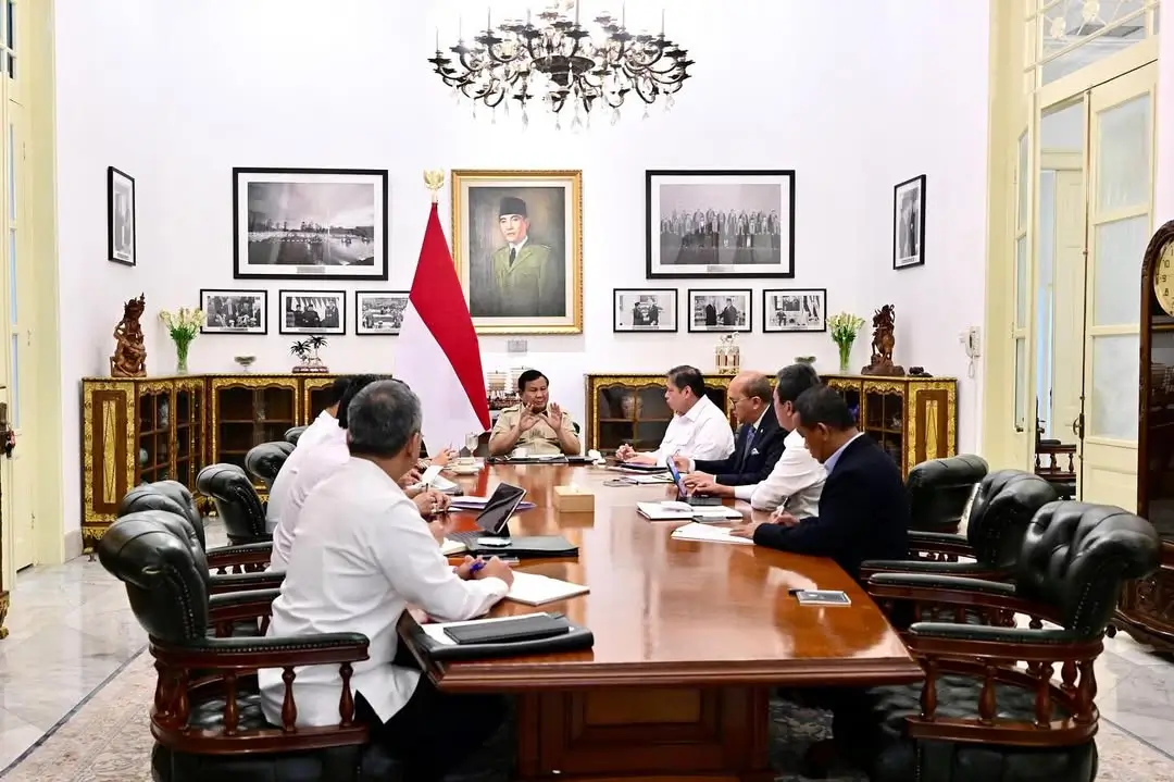 Presiden RI, Prabowo Subianto (tengah) memimpin langsung rapat bersama pimpinan DPR RI dan sejumlah menteri Kabinet Merah Putih di Istana Merdeka, Jakarta, Senin (15/09/25). (Foto: Instagram/kemensetneg.ri)