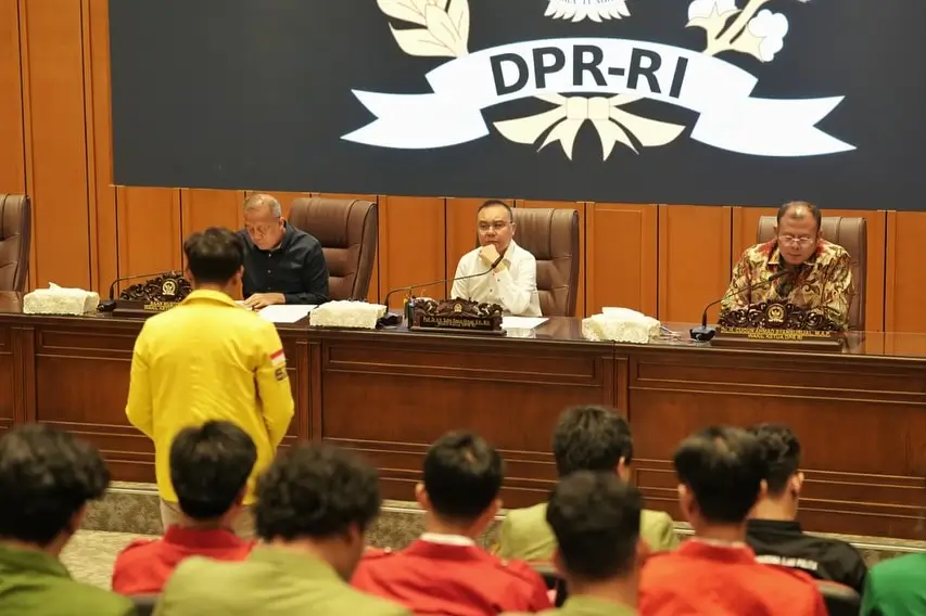 Wakil Ketua DPR RI, Sufmi Dasco Ahmad (tengah) beserta jajaran menerima perwakilan mahasiswa dari BEM SI untuk menerima masukan-masukan, termasuk tuntutan 17+8 di Kompleks Parlemen Senayan, Jakarta, Rabu (03/09/25). (Foto: Instagram/sufmi_dasco)