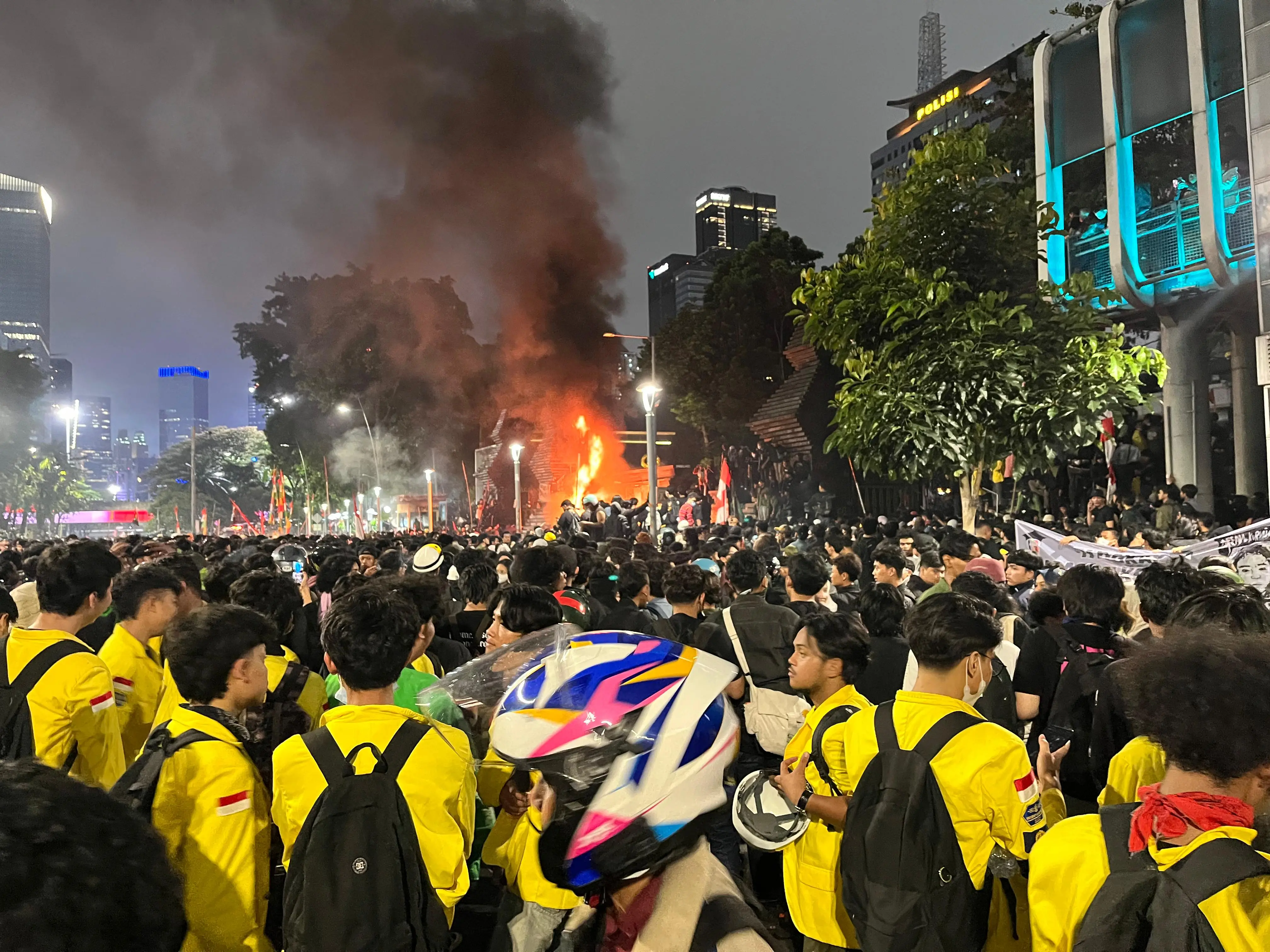 Aksi demo mahasiswa di depan Polda Metro Jaya, Jakarta pada Jumat (29/08/25). (Foto: Dok. ThePhrase.id/Rangga Bijak)