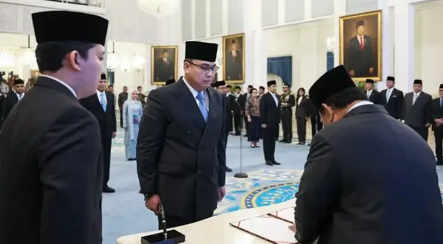 Angga Raka Prabowo ketika dilantik sebagai Kepala Badan Komunikasi Pemerintah (BKP) oleh Presiden RI, Prabowo Subianto di Istana Negara, Jakarta pada Rabu (17/09/25). (Foto: Instagram/presidenrepublikindonesia)