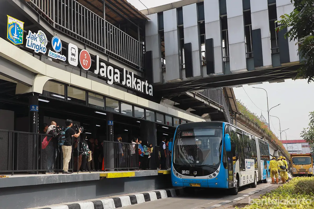 Halte Transjakarata Senen Sentral menjadi Jaga Jakarta. (Foto: beritajakarta.id/Reza Pratama Putra)