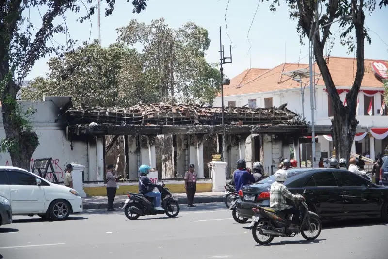 Kondisi Gedung Negara Grahadi yang terbakar. (Foto: kominfo.jatimprov.go.id/Aldick/JNR)