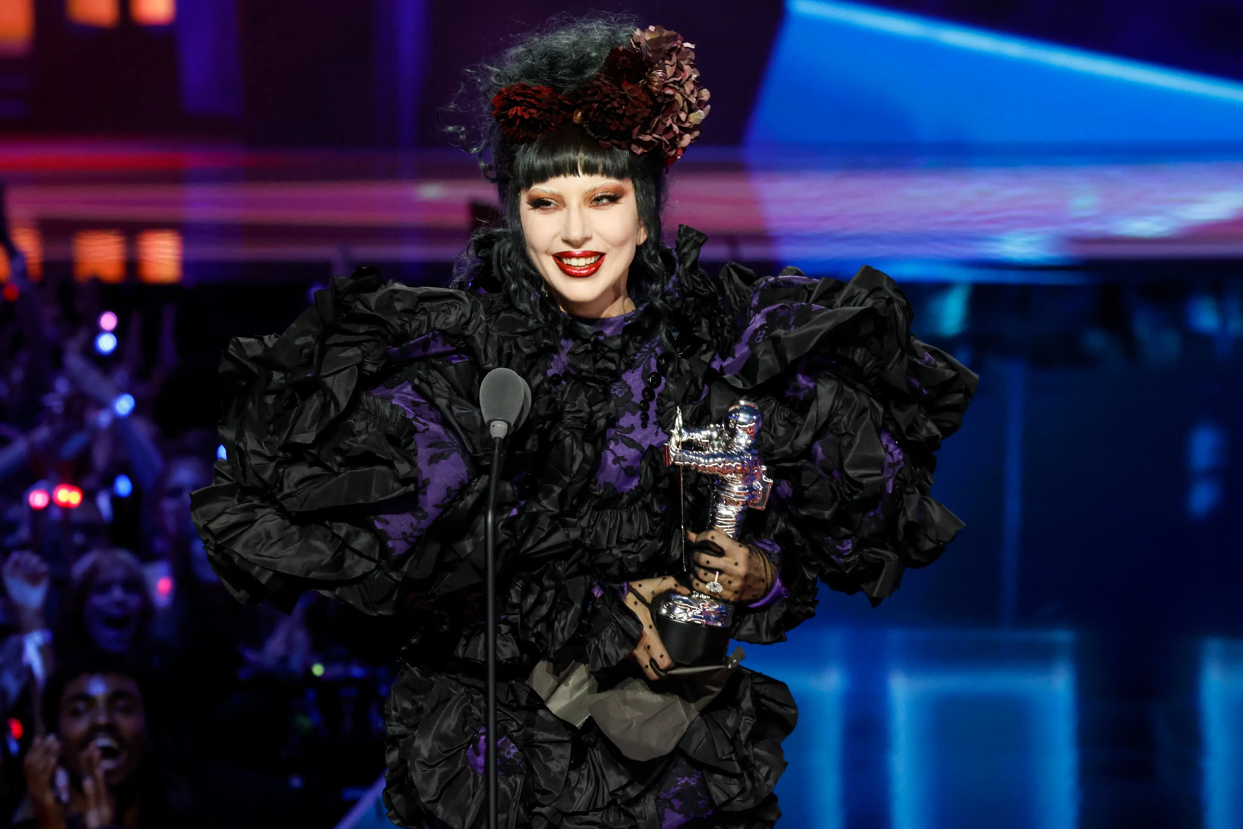 Lady Gaga saat menerima penghargaan pada ajang MTV Video Music Awards 2025 (Foto: x.com/vmas)