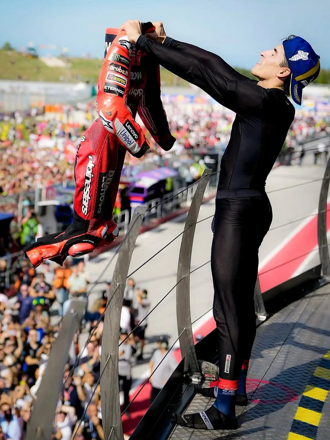 Marc Marquez merayakan kemenangannya di GP San Marino, Minggu (14/9/2025). Foto: Instagram Marc Marquez