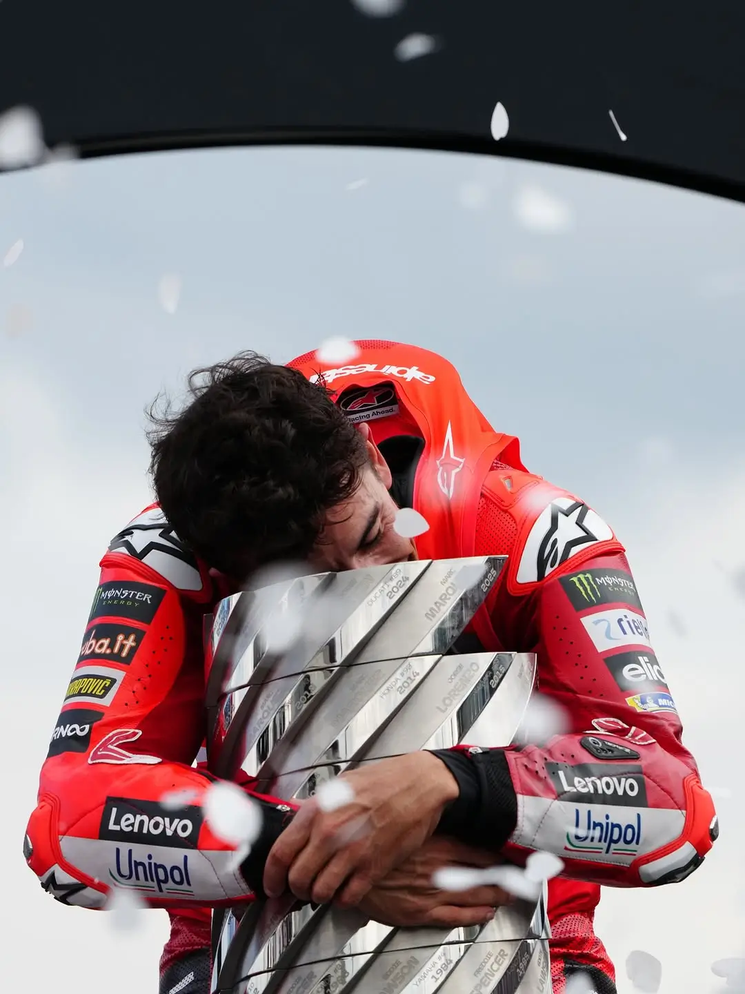 Marc Marquez kembali ke puncak dunia MotoGP 2025, trofi ketujuhnya di kelas premier, sekaligus menorehkan catatan bersejarah. Dok. motogp