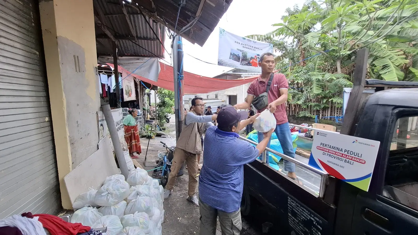 Dukung Pemulihan Bali  Pertagas Salurkan Bantuan Bahan Makanan untuk Korban Banjir