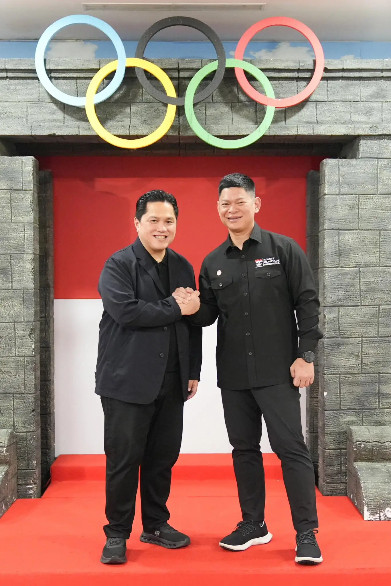 Menteri Pemuda dan Olahraga (Menpora), Erick Thohir dan Ketua Komite Olimpiade Indonesia (KOI), Bapak Raja Sapta Oktohari foto bersama usai berdiskusi tentang persiapan Indonesia di ajang multievent pada 2025. Foto: X Erick Thohir 