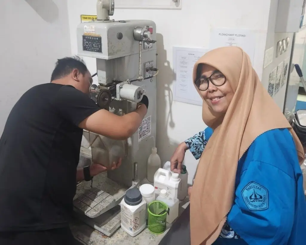 Proses riset disertasi yang dilakukan Dr Dra Wiwik Dahani MT (kanan) di laboratorium Universitas Trisakti, Jakarta. (Foto: its.ac.id)