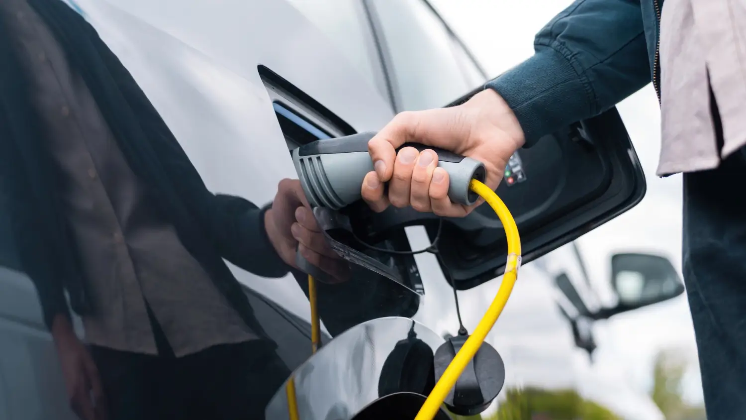 Ilustrasi mobil listrik. (Foto: Freepik/frimufilms)
