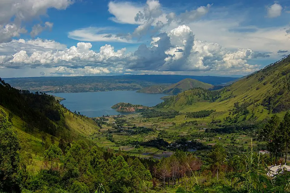 Pemandangan Danau Toba dari Pulau Samosir. (Foto: Wikimedia Commons/Bisajunisa)
