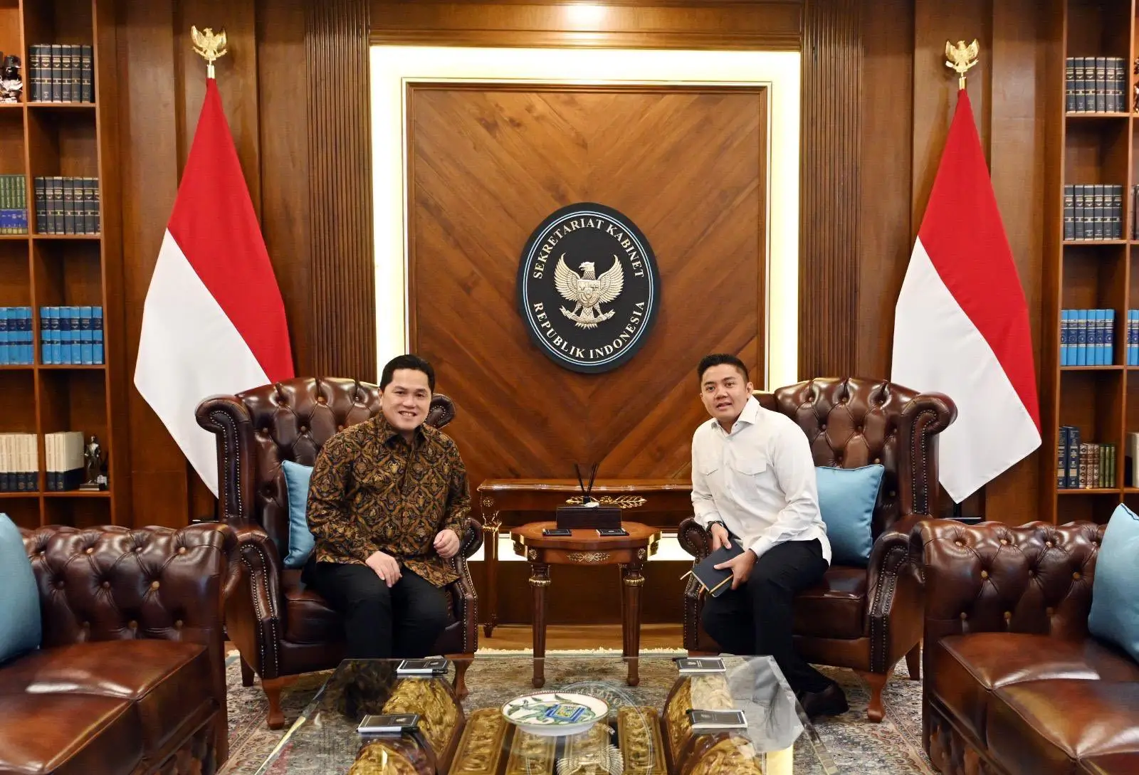 Ketua Umum PSSI sekaligus Menpora, Erick Thohir berdiskusi bersama dengan Seskab, Teddy Indra Wijaya. Dok. Istimew