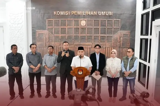 Ketua KPU, Mochammad Afifuddin (tengah) beserta jajaran komisioner KPU. (Foto: Instagram/kpu_ri)