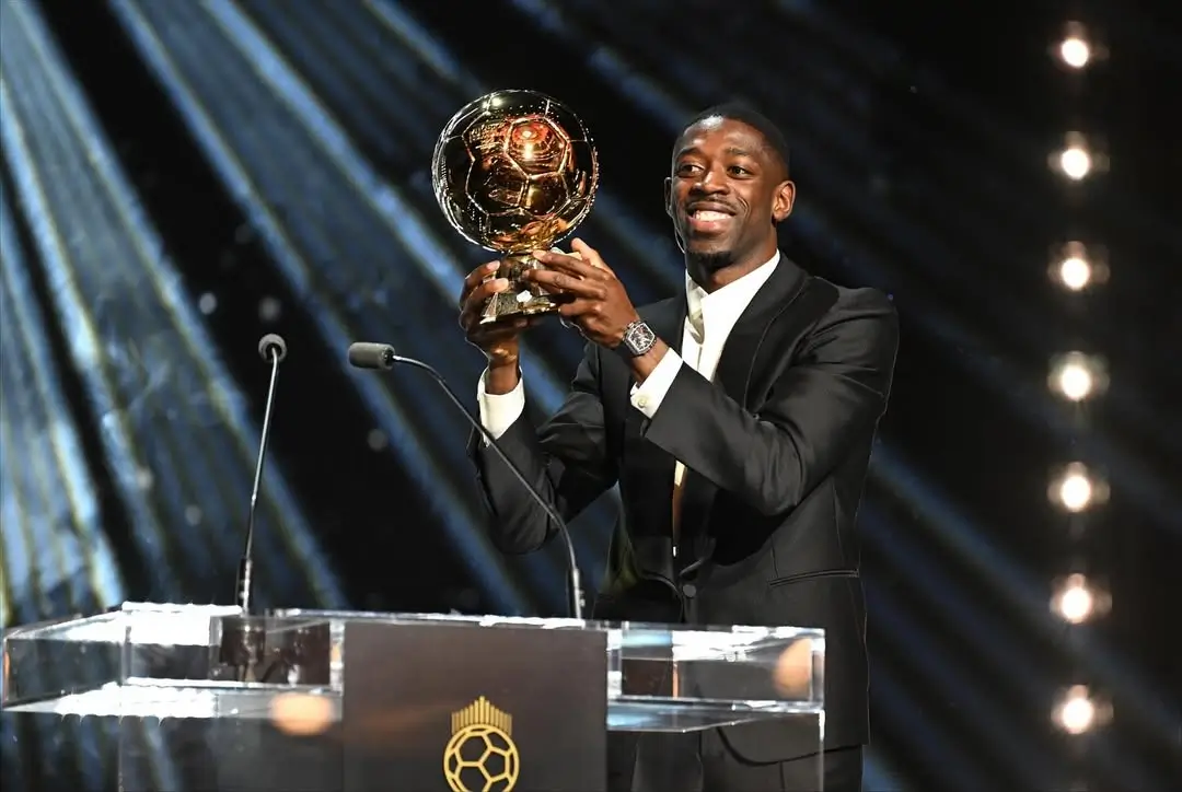 Ousmane Dembélé dengan trofi Ballon d'Or 2025. (Foto: Instagram/o.dembele7)