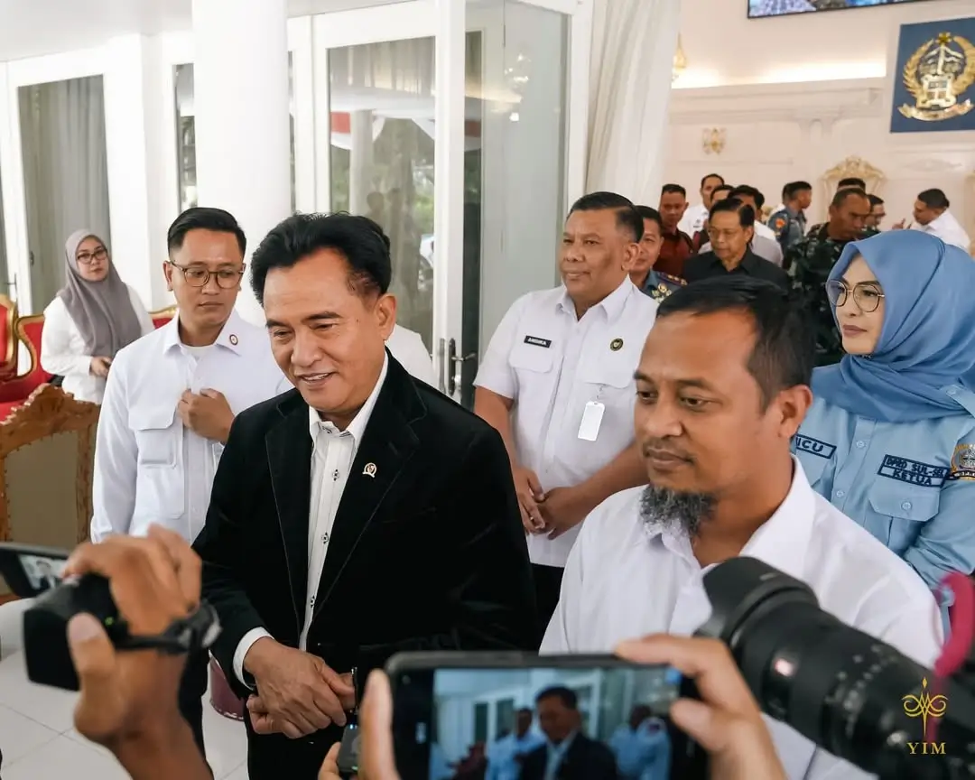 Menko Kumham Imipas, Yusril Ihza Mahendra (jas hitam). (Foto: Instagram/yusrilihza)