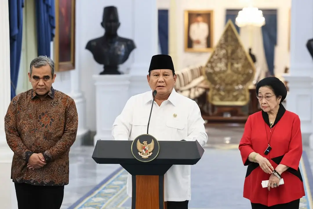 Presiden RI, Prabowo Subianto (tengah) menyampaikan sikap pemerintah di Istana Merdeka, Jakarta pada Minggu (31/08/25) didampingi sejumlah petinggi negara dan ketua umum partai politik. (Foto: Instagram/presidenrepublikindonesia) 
