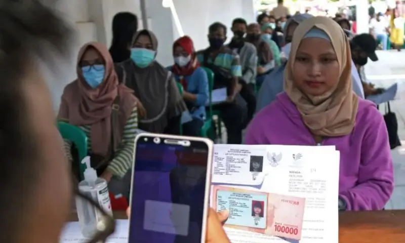 Pelayanan penyaluran bantuan sosial (Foto: ANTARA FOTO/Ardiansyah/foc)