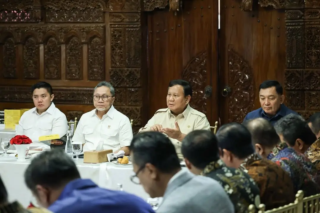Presiden RI, Prabowo Subianto memimpin langsung rapat koordinasi membahas masalah kasus keracunan MBG bersama sejumlah menteri di kediamannya, Jalan Kertanegara, Jakarta pada Minggu (28/09/25). (Foto: Instagram/presidenrepublikindonesia)