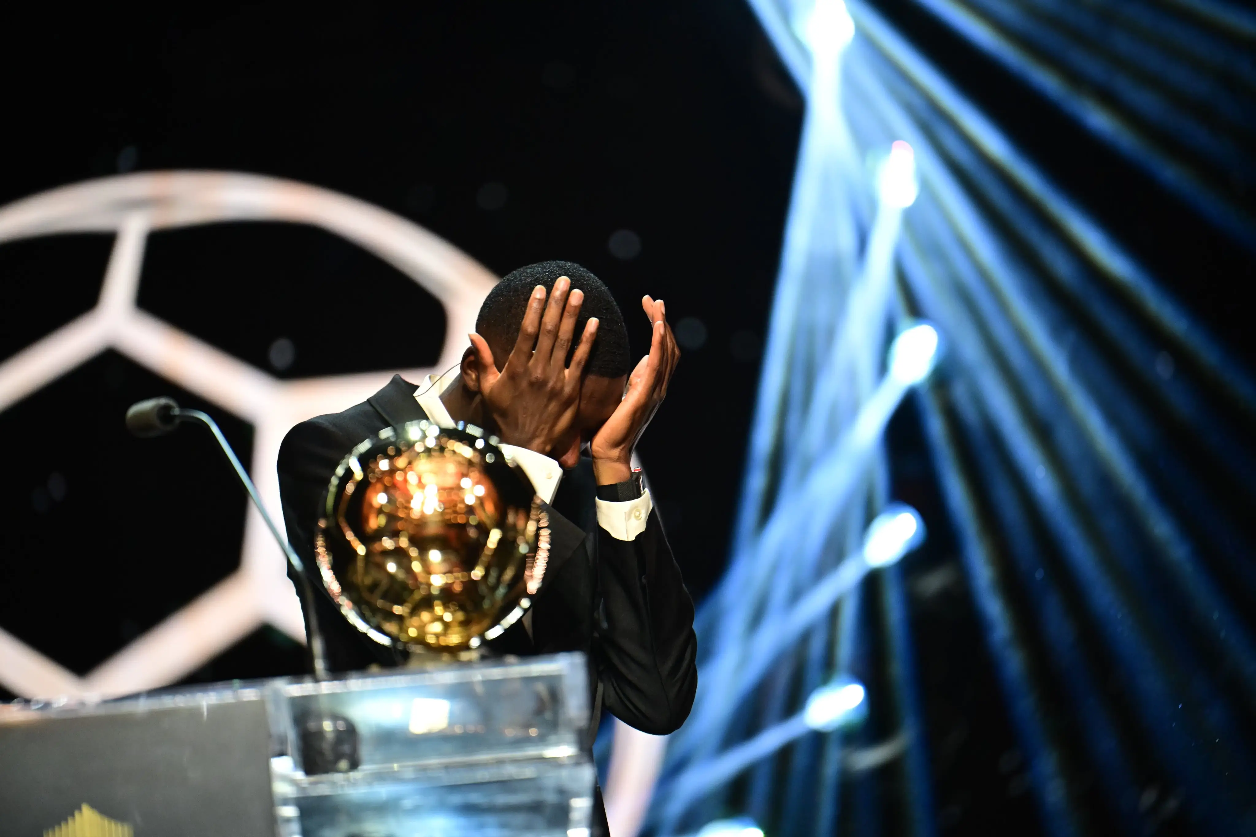 Penyerang Perancis yang bermain bagi Paris Saint-Germain, Ousmane Dembele, menangis haru setelah menerima penghargaan Ballon d'Or dalam upacara penghargaan Ballon d'Or France Football 2025 di Theatre du Chatelet di Paris pada 22 September 2025. Foto: Istimewa