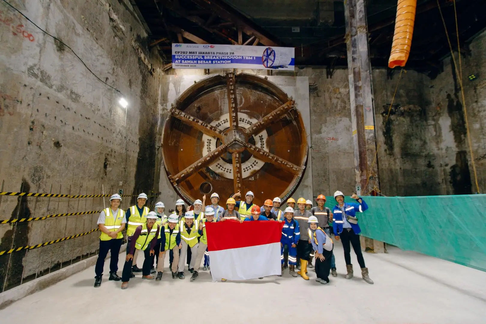 Foto: Tim konstruksi berfoto di depan TBM 1 yang berhasil tiba di Stasiun Sawah Besar. (dok. MRT Jakarta (Perseroda)/Dani)