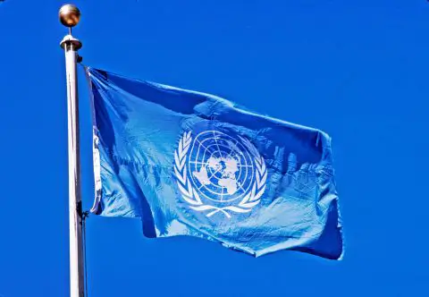 Bendera Perserikatan Bangsa-Bangsa (PBB [United Nations]). (Foto: un-rok.org)