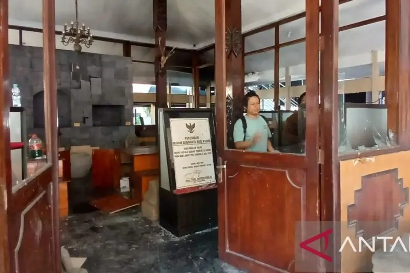 Kondisi di musuem Pemkab Kediri di Kediri, Jawa Timur, setelah kerusuhan yang disertai dengan penjarahan. (Foto: ANTARAAsmaul)