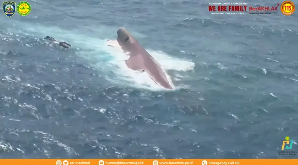 Tim SAR gabungan melakukan pencarian terhadap korban kecelakaan kapal Virgo Transport 8 di Laut Jawa. (Foto: Tangkapan layar YouTube/BASARNAS OFFICIAL)