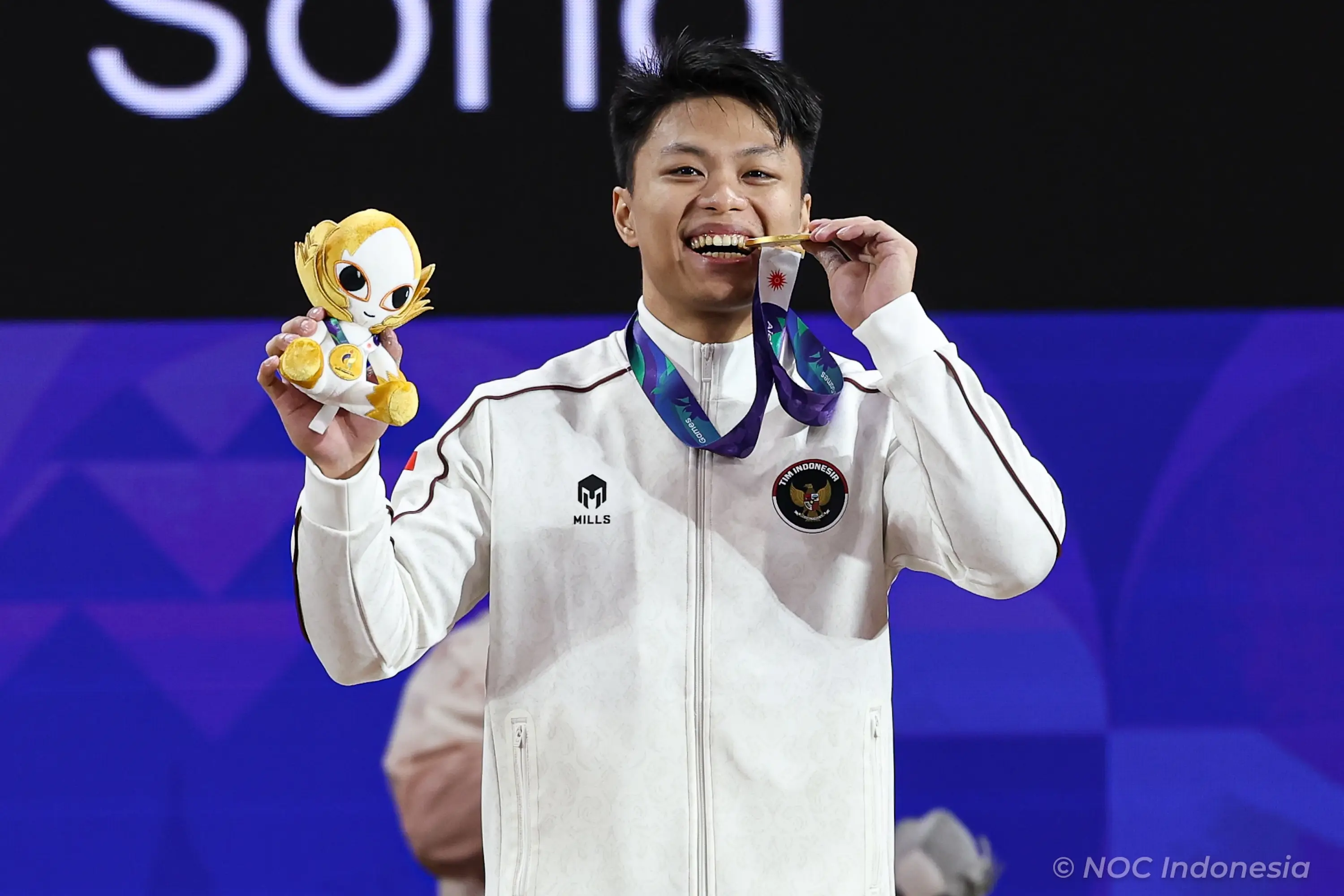 Rahmat Erwin Abdullah mencatatkan angkatan snatch seberat 160 kilogram sebelum melanjutkan penampilannya pada nomor clean and jerk dengan beban 206 kilogram yang sekaligus mengantarkannya mencatatkan total angkatan 366 kilogram. Foto NOC Indonesia.