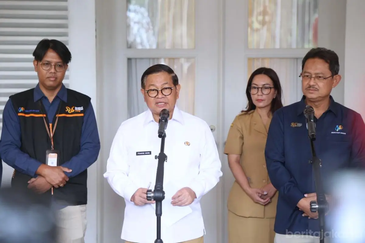 Gubernur DKI Jakarta, Pramono Anung (tengah) menyampaikan keterangan pers di Balai Kota DKI pada Senin (31/08/26). (Foto: Dok. Beritajakarta.id)