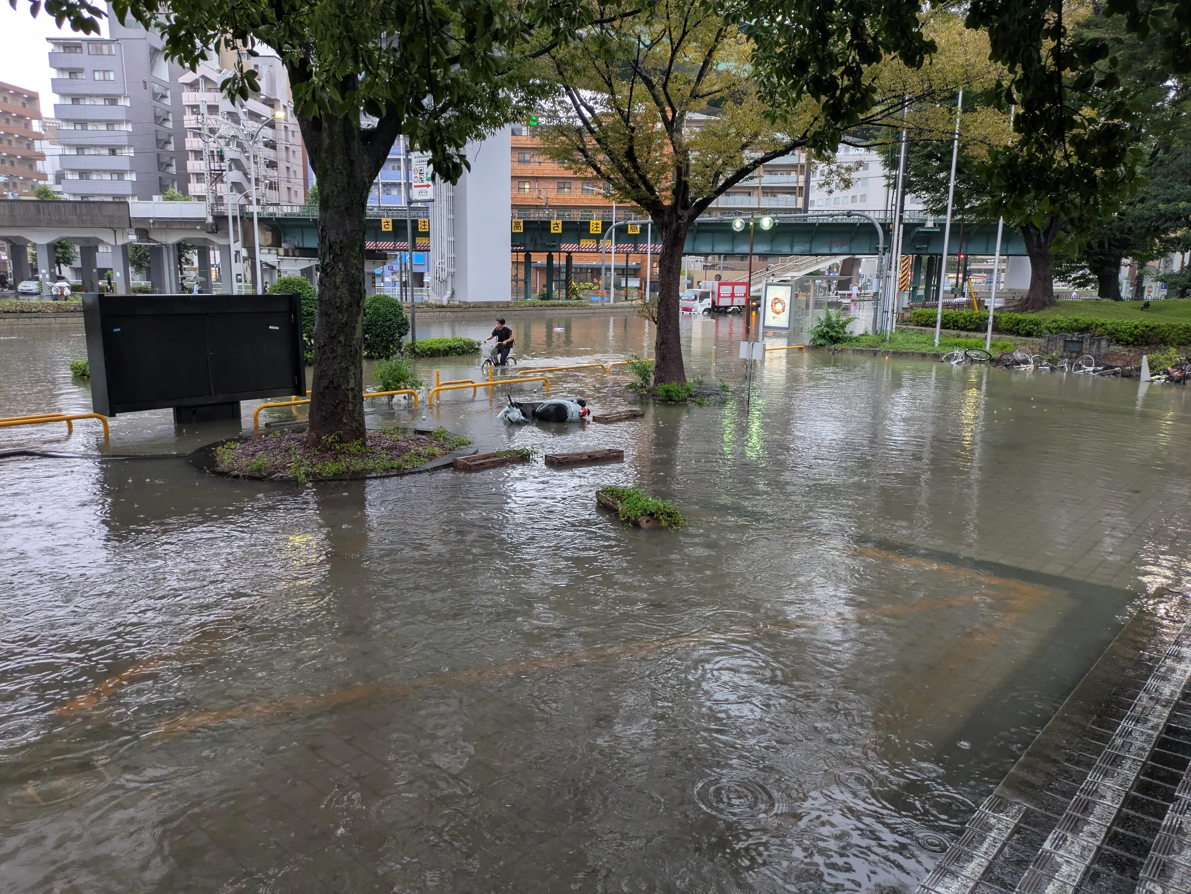 Banjir di Nagoya karena curah hujan yang tinggi, Selasa (8/9). (Foto: Reddit/frozenpandaman)