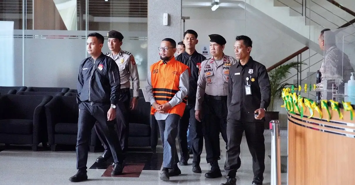 Mantan staf khusus Menteri Agama Ishfah Abidal Azizi alias Gus Alex mengenakan rompi oranye usai ditetapkan sebagai tersangka oleh KPK terkait kasu dugaan korupsi kuota haji. Foto: kpk.go.id