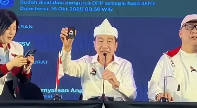 Presiden ke-7 RI, Joko Widodo memamerkan kartu tanda anggota (KTA) PSI di Bandung, Jawa Barat pada Sabtu (26/09/26). (Foto: Tangkapan layar Instagram/psi_id)