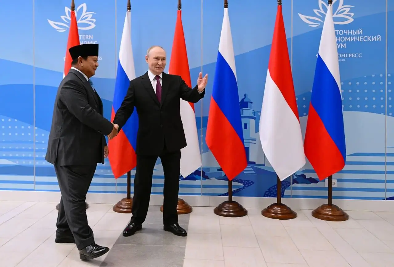 Momen Presiden Prabowo Subianto bertemu dengn Presiden Rusia Vlademer Putin. Foto: Dok Setneg.go.id