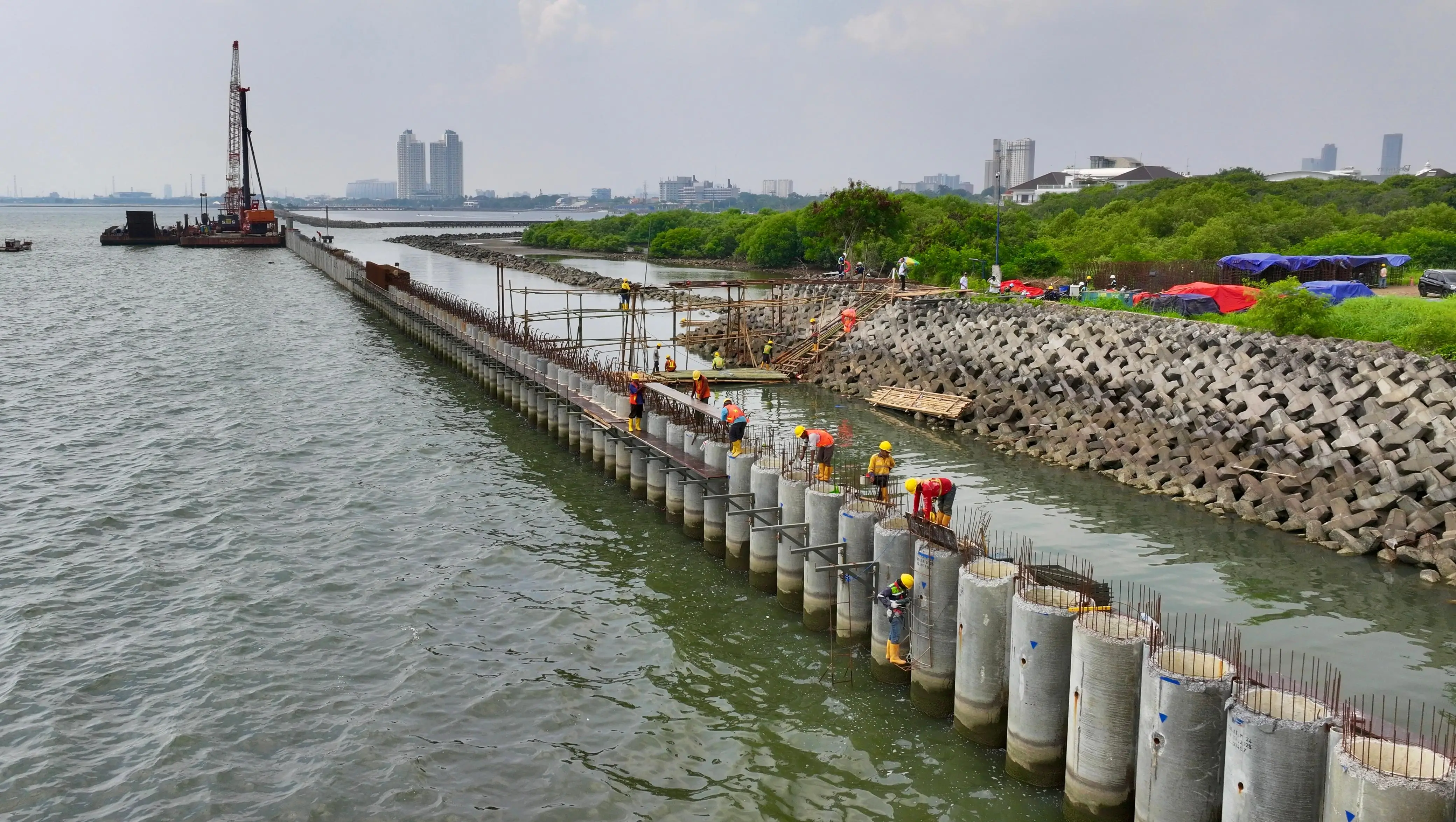 Tanggul Pengaman Pantai National Capital Integrated Coastal Development (NCICD) Segmen Ancol Barat atau Seafront, Jakarta Utara (Foto: dsda.jakarta.go.id)