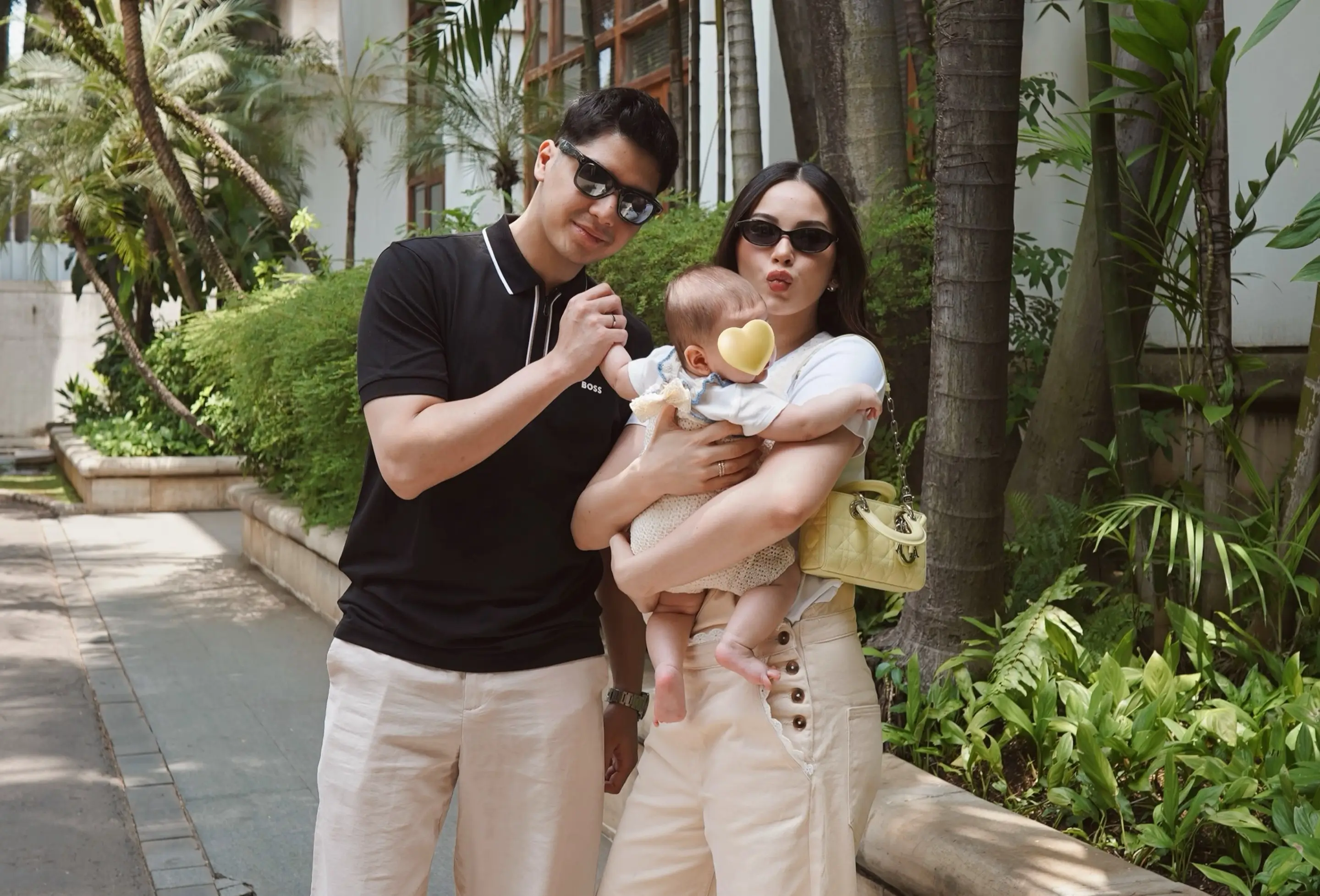 Alyssa Daguise, Al Ghazali, dan sang anak. (Foto: Instagram/alyssadaguise)
