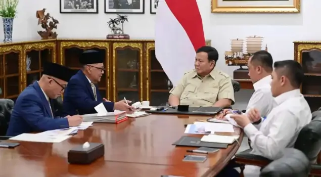 Presiden RI, Prabowo Subianto menerima kedatangan Menhaj Mochamad Irfan Yusuf dan Wamenhaj Dahnil Ahzar Simanjuntak di Istana Kepresidenan, Jakarta, Senin (28/09/26). (Foto: Instagram/presidenrepublikindonesia)