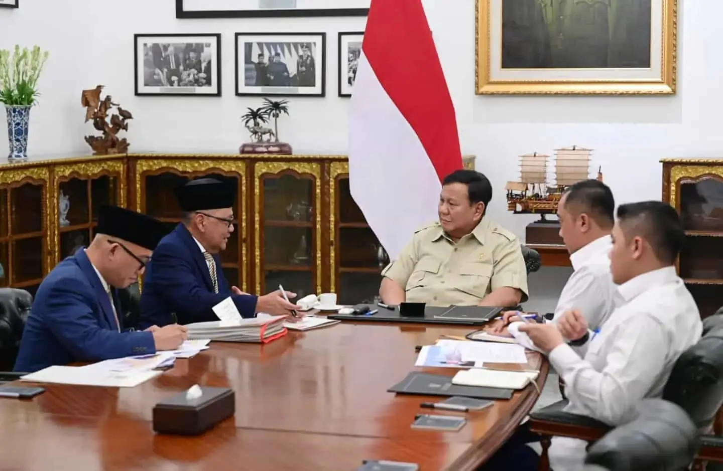Presiden RI, Prabowo Subianto menerima kedatangan Menhaj Mochamad Irfan Yusuf dan Wamenhaj Dahnil Ahzar Simanjuntak di Istana Kepresidenan, Jakarta, Senin (28/09/26). (Foto: Instagram/presidenrepublikindonesia)