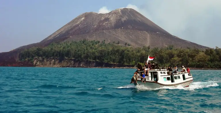 Aktivitas Gunung Anak Krakatau berada pada Level III (Siaga). Kemenhub melarang kapal mendekati kawah aktif dalam radius 3 kilometer, sementara layanan penyeberangan Merak–Bakauheni masih berjalan normal dengan kewaspadaan ditingkatkan. (Foto: infopublik.com)