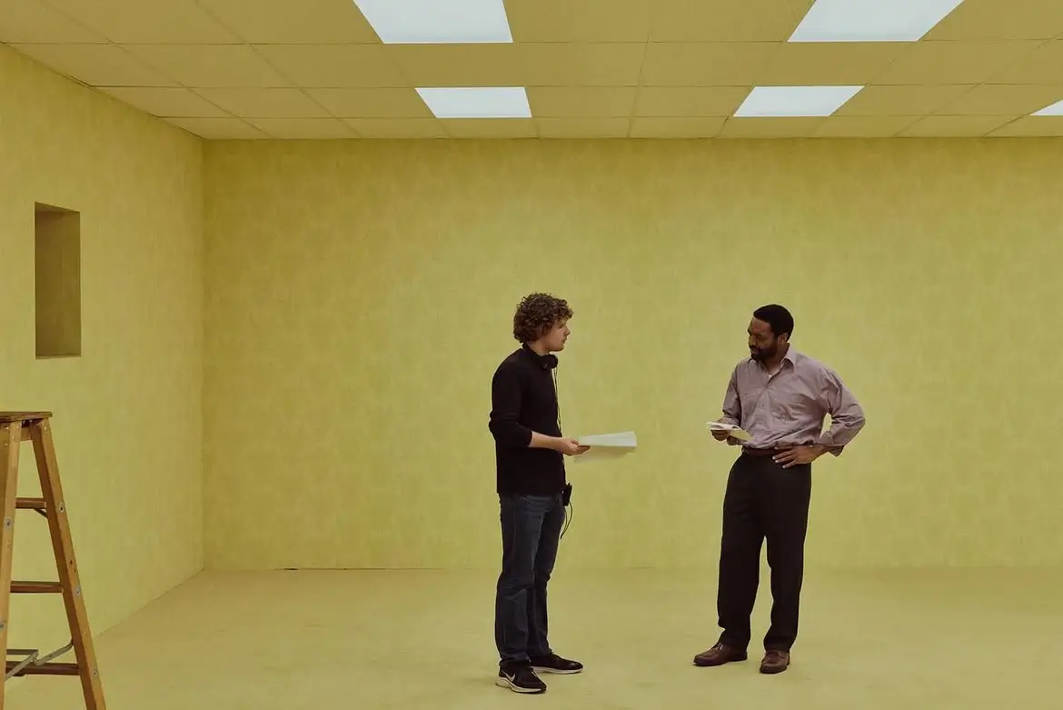 Foto: Sutradara Kane Parsons dan Chiwetel Ejiofor saat produksi film ‘Backrooms’ (Instagram/@sonycine)