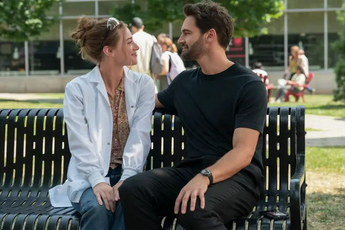 Foto: Lili Reinhart sebagai Olive Smith dan Tom Bateman sebagai Dr. Adam Carlsen dalam ‘The Love Hypothesis’ (dok. Amazon Prime)