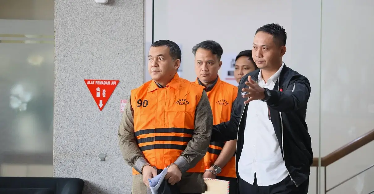 Mantan Wakil Menteri Imigrasi dan Pemasyarakatan Silmy Karim mengenakan rompi oranye usai ditetapkan sebagai tersangka dugaan pemerasan izin tinggal terbatas WNA. Foto: kpk.go.id