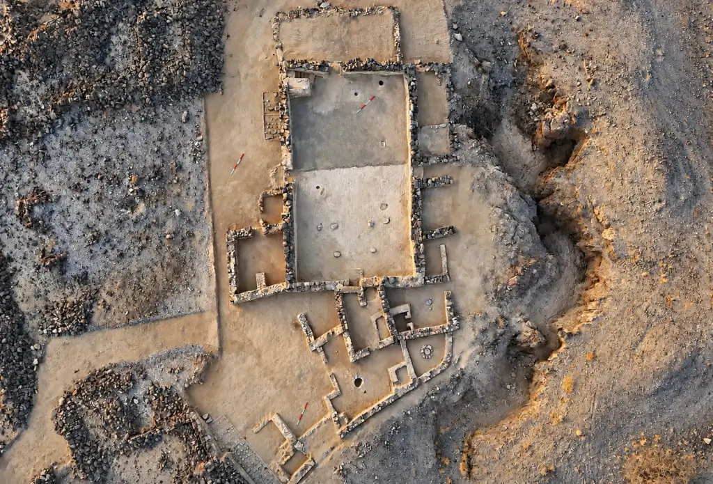 Pemandangan dari udara mesjid dari abad pertama Hijriah yang ditemukan di Al-Ma'mala, wilayah Al-Baha, Arab Saudi. (Foto: Saudi Heritage Commission)
