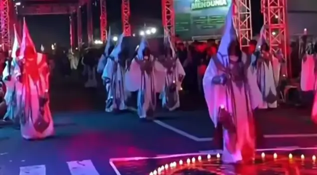 Simbang Kulon Night Carnival (SKNC) di Pekalongan tengah jadi sorotan karena menampilkan sesuatu yang mirip ritual pemuja setan. (Foto: Threads/ryu_reall)