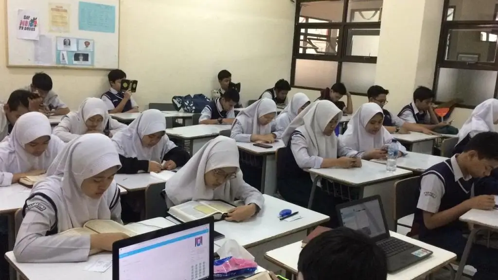 Beberapa anak sedang fokus belajar. Sumber: SMP PGII 1