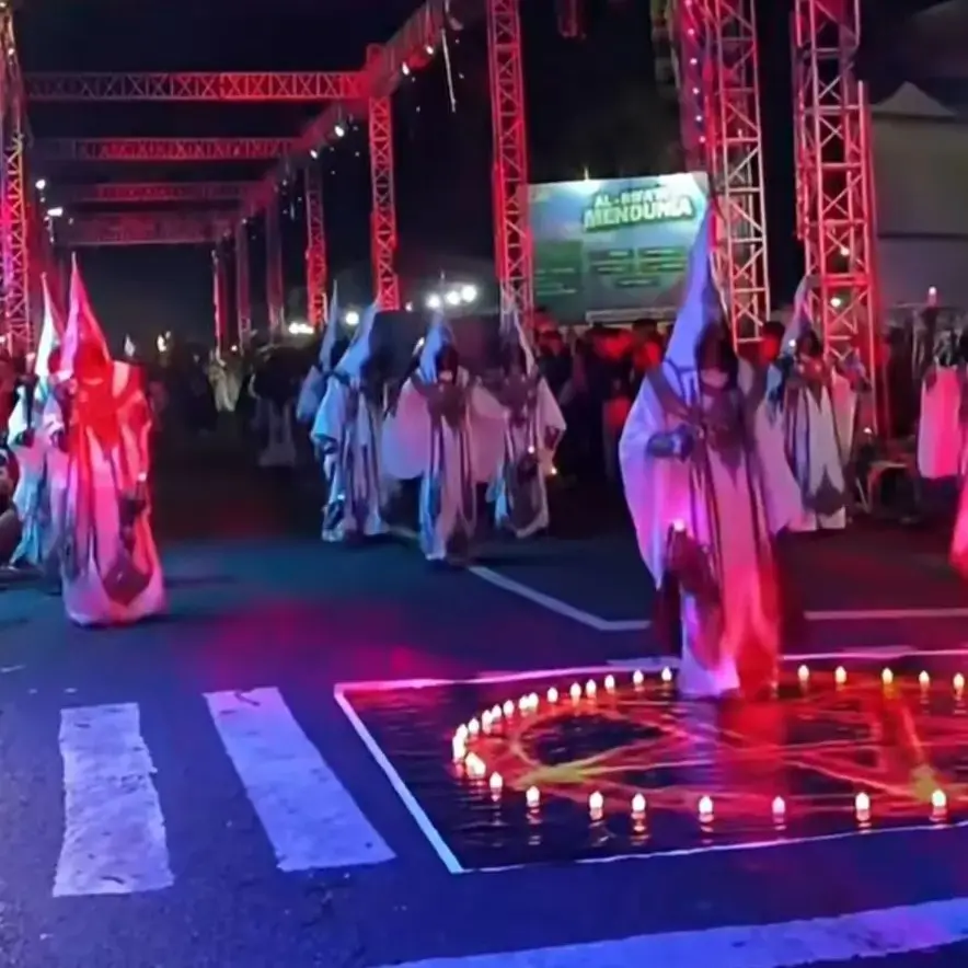 Simbang Kulon Night Carnival (SKNC) di Pekalongan tengah jadi sorotan karena menampilkan sesuatu yang mirip ritual pemuja setan. (Foto: Threads/ryu_reall)