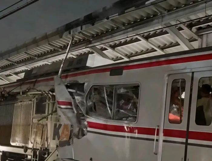Tabrakan KA Anggrek dengan KRL Commuter Line di Bekasi Timur. Foto: Istimewa
